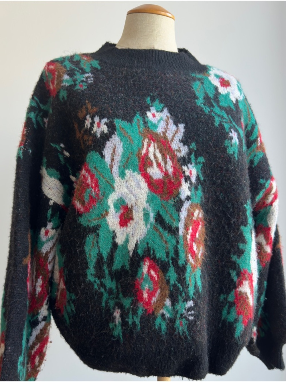 Simon’s Black Floral Knit Pullover. Fits Medium
